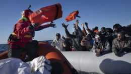 humanitárny pracovníci pomáhajú migrantom na lodi v Stredozemnom mori