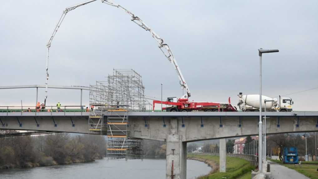 Most v Hlohovci opäť otvoria pre dopravu v pondelok