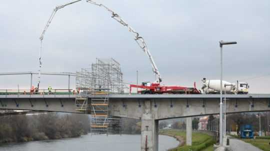 Rekonštrukčné práce na moste ponád Váh v Hlohovci.