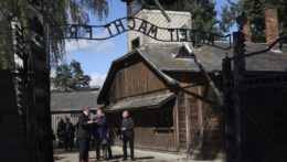 Brána nacistického koncentračného tábora Auschwitz v Osvienčime na juhu Poľska.