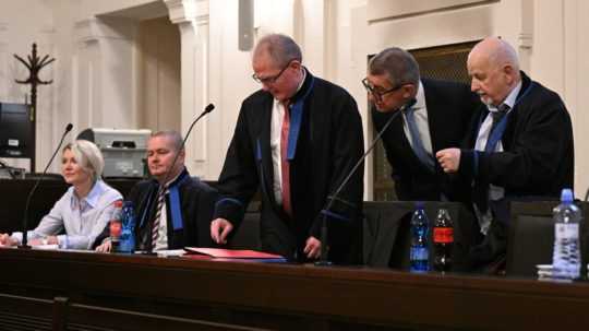 Obžalovaná poradkyňa Jana Nagyová (vľavo) a český expremiér Andrej Babiš (druhý sprava) na súde.