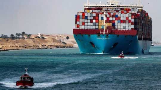 nákladná loď v Suezskom prieplave