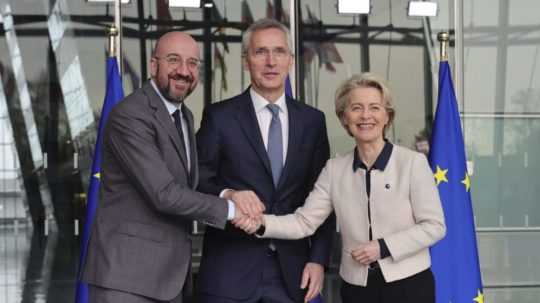Zľava predseda Európskej rady Charles Michel, generálny tajomník NATO Jens Stoltenberg a predsedníčka Európskej komisie Ursula von der Leyenová.