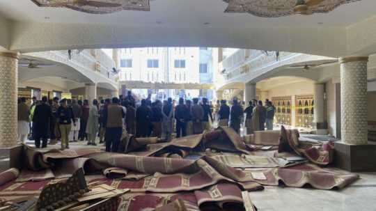 Interiér mešity - Na snímke záchranári sa zhromažďujú na mieste útoku atentátnika.