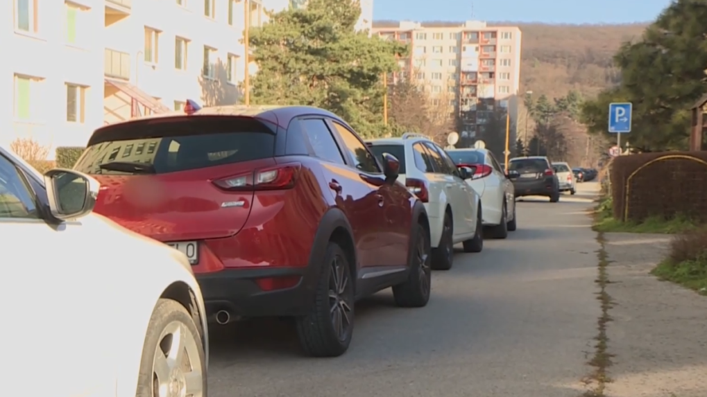 Zaparkované autá v Košiciach obmedzujú pohyb chodcov
