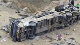 Na snímke autobus po nehode v Peru.