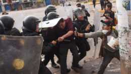 Polícia zasahuje proti demonštrantom.