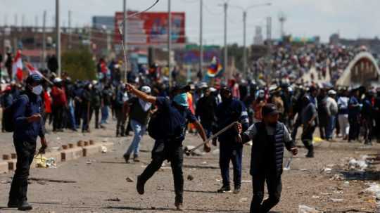 Ľudia v uliciach Peru protestujú proti vláde.