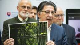 Na snímke minister životného prostredia SR Ján Budaj (OĽANO) počas tlačovej konferencie na tému - Envirorezort podporuje vyhlásenie Národného parku Podunajsko.