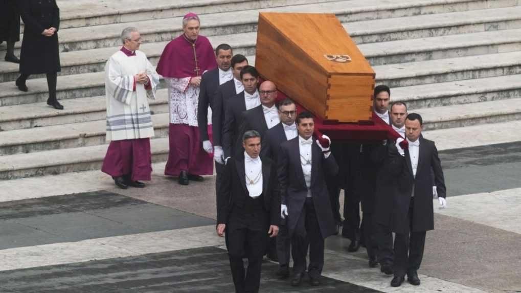 Tisíce ľudí začali už za tmy prichádzať do Vatikánu na pohreb Benedikta XVI.