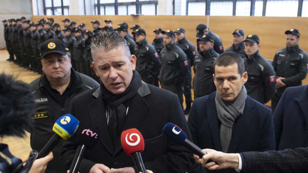 Na snímke uprostred dočasne poverený minister vnútra Roman Mikulec a vpravo prezident Policajného zboru SR Štefan Hamran.