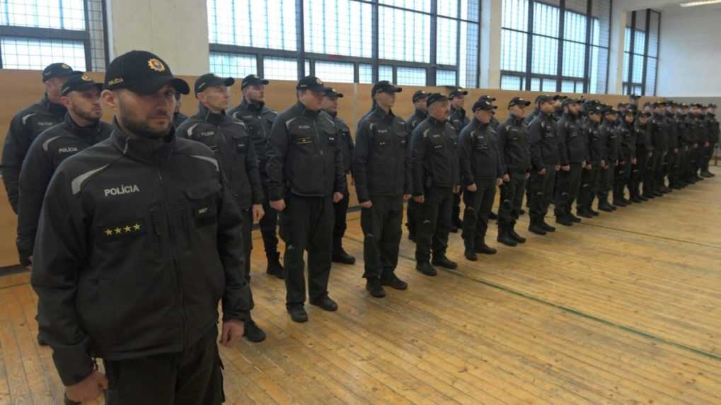 Na snímke príslušníci Policajného zboru, ktorých vyšlú na maďarsko-srbskú hranicu.