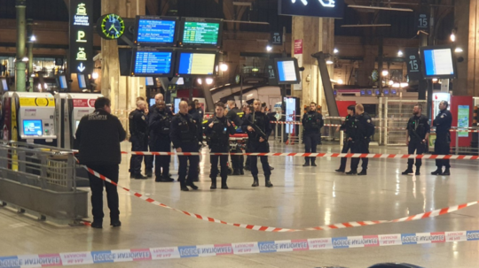 Policajti na mieste činu na parížskej vlakovej stanici Gare du Nord.
