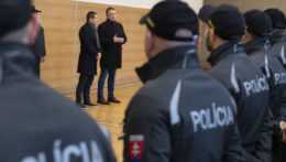 Na snímke v pozadí zľava prezident Policajného zboru SR Štefan Hamran a dočasne poverený minister vnútra Roman Mikulec.