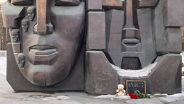 K pamätníku obetiam politických represií v Jekaterinburgu priniesli kvety na pamiatku zabitých v ukrajinskom meste Dnipro.