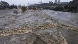Rozvodnená rieka Los Angeles v rovnomennom meste v USA.