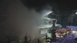 Hasiči zasahujú pri požiari skladu v Tatranskej Štrbe.