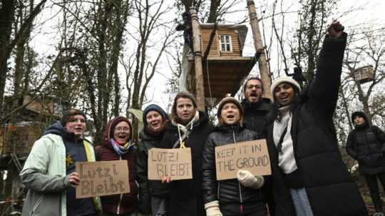 Nemci protestujú proti zbúraniu obce Lützerath. Na miesto zavítala aj švédska klimatická aktivistka Greta Thunbergová (tretia sprava).