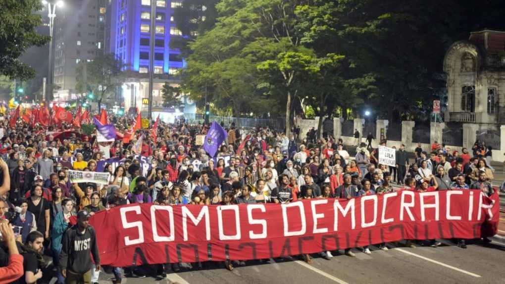 Tisíce Brazílčanov vyšli do ulíc na podporu demokracie a prezidenta Lulu da Silvu