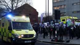 Pracovníci zdravotných záchranných služieb v Británii štrajkujú.