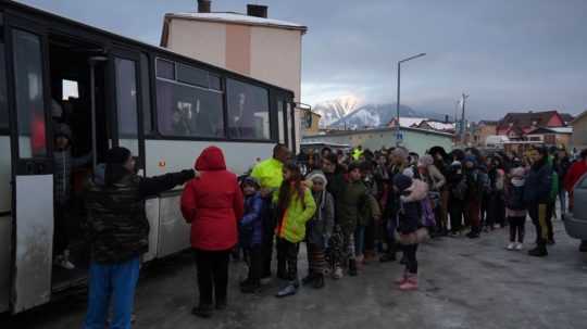 deti nastupujú na autobus do školy