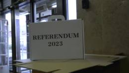 Na ilustračnej snímke hlasovacia schránka s nápisom referendum 2023