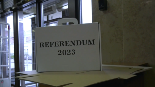 Na ilustračnej snímke hlasovacia schránka s nápisom referendum 2023