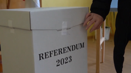 Na ilustračnej sníme referendová volebná urna.