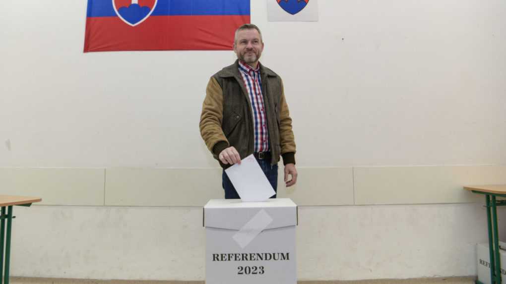 Na snímke predseda strany Hlas-SD Peter Pellegrini vhadzuje obálku s hlasovacím lístkom do volebnej schránky.
