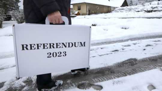 Na ilustračnej snímke prenosná referendová volebná urna.