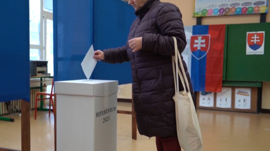 Na ilustračnej snímke volička vhadzuje hlasovací lístok do volebnej schránky počas referenda.