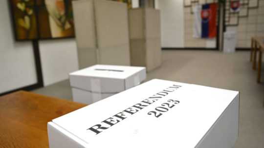 Na snímke prenosná volebná schránka vo volebnej miestnosti.