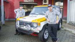 Na snímke zľava pretekár Juraj Ulrich a navigátor Ľuboš Schwarzbacher z tímu Ulrich Schwarzbacher Dakar Team.