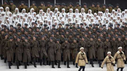 Ruskí vojaci v historických uniformách.