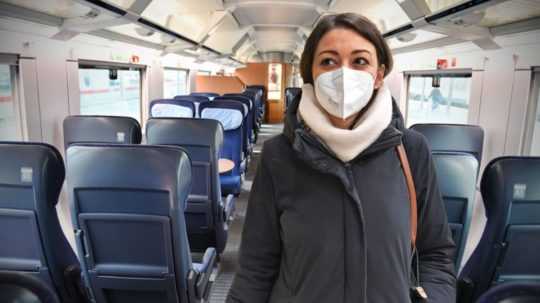 žena s rúškom vo vlaku