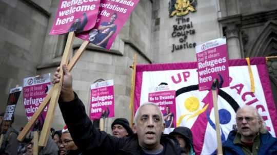 Protest proti britskému nariadeniu o deportáciách migrantov.