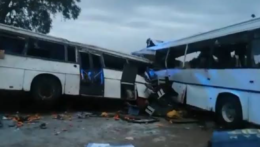 Na snímke nehoda dvoch autobus v Senegale, ktorá si vyžiadala 40 mŕtvych a desiatky zranených.