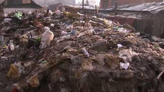 Nelegálna skládka odpadu v osade v obci Jasov.