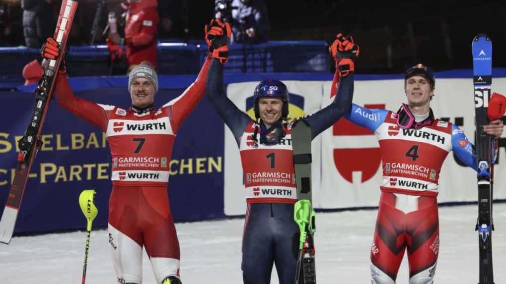 Nór Henrik Kristoffersen (uprostred) sa teší z víťazstva v cieli nočného slalomu mužov Svetového pohára.