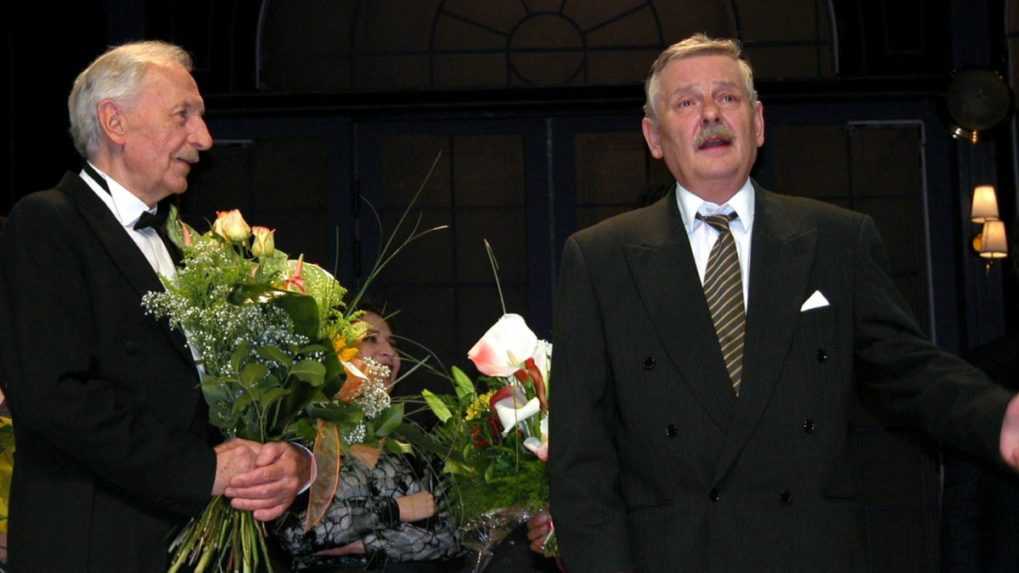 Na snímke vpravo Juraj Slezáček, vľavo Ladislav Chudík.