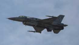 Na snímke poľská stíhačka F-16.