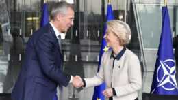 Generálny tajomník NATO Jens Stoltenberg (vľavo) a predsedníčka Európskej komisie Ursula von der Leyenová.