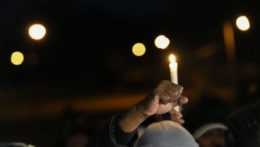 Ľudia na sviečkovej vigílii na pamiatku Afroameričana Tyra Nicholsa.