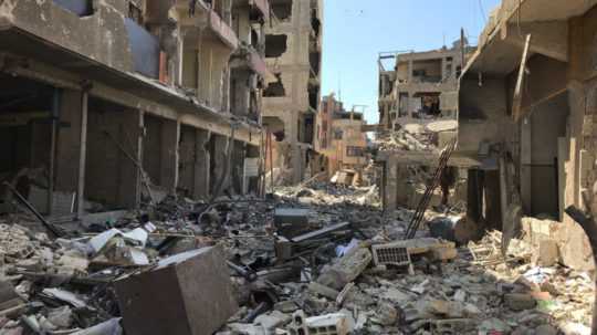 Trosky na ulici po chemickom útoku v sýrskom meste Dúmá.