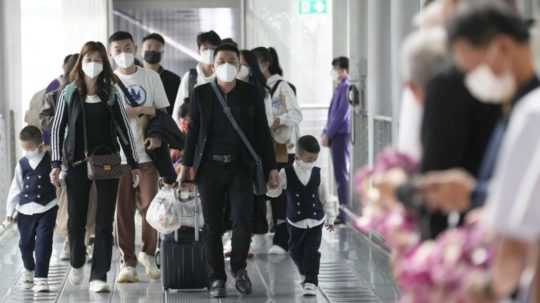 Čínski turisti na medzinárodnom letisku v Bangkoku.