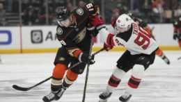 Slovenský hokejista v drese New Jersey Devil Tomáš Tatar (vpravo) v súboji s Troyom Terrym z Anaheimu Ducks.