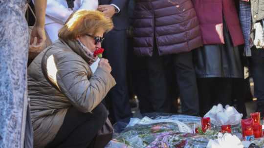 Žena kľačí na pamätnom mieste pre zavraždeného kostolníka v španielskom meste Algeciras 26. januára 2023.