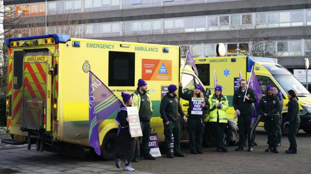 Britskí záchranári pokračujú v štrajkoch