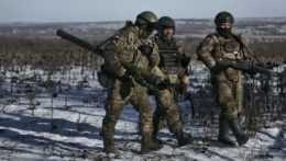 ukrajinskí vojaci neďaleko Soledaru