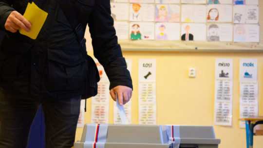Na snímke volič vkladá obálku s hlasovacím lístkom do volebnej schránky v druhom kole českých prezidentských volieb vo volebnej miestnosti v Prahe v piatok 27. januára 2023.